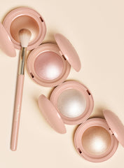 RARE BEAUTY POSITIVE LIGHT SILKY TOUCH HIGHLIGHTER - FLAUNT - 2.8G